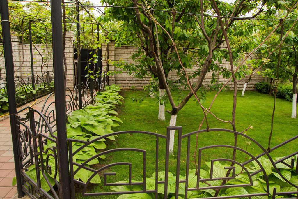 Yuzhniy Dvorik Aparthotel โอเดสซา ภายนอก รูปภาพ